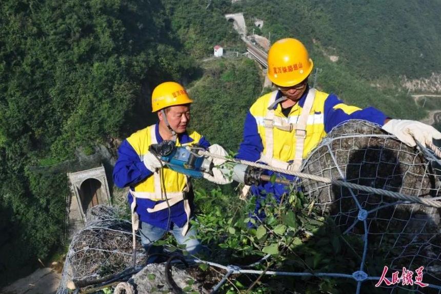 新时代·铁路榜样|鲁朝忠:离山上的危石近一些,我心里才踏实