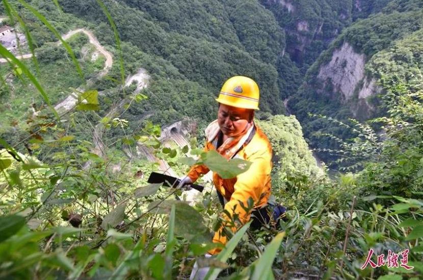 新时代·铁路榜样|鲁朝忠:离山上的危石近一些,我心里才踏实