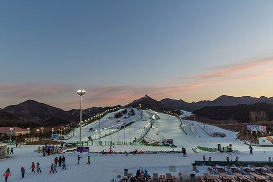 京北生态冰雪旅游季开启 密云开放夜场滑雪