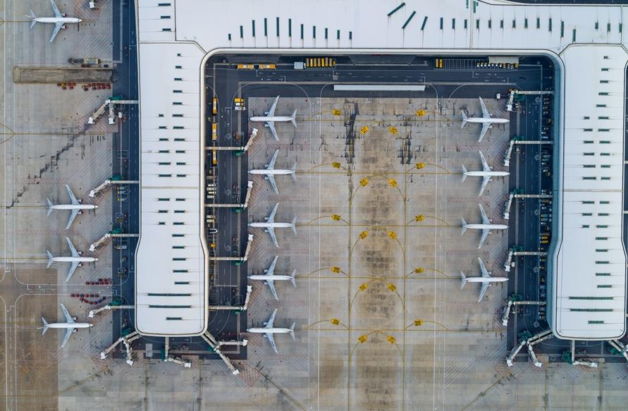 探访武汉天河国际机场:客机停满廊桥 全面保障防疫人员物资运送空中