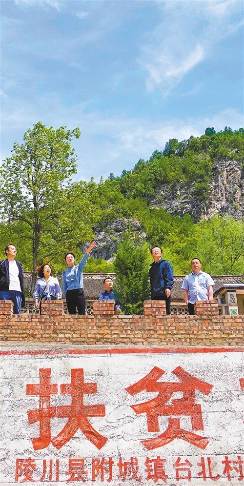 山西省晋城市陵川县台北村的"90后"第一书记郭子涵(左三)继承父谴未