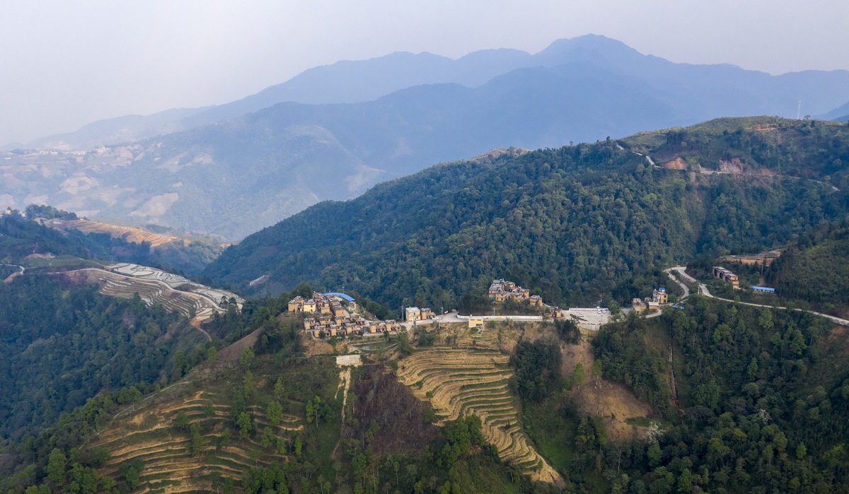 云南省绿春县平河镇大头村拉祜寨,曾经全村33户全部是建档立卡贫困户.