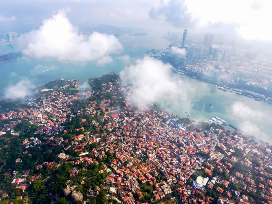 2017年6月29日航拍的云层下的福建厦门鼓浪屿民居.