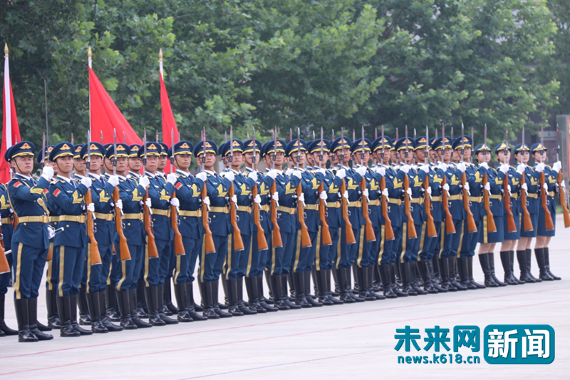 图为三军仪仗队迎宾动作表演.未来网记者 巩帅 摄
