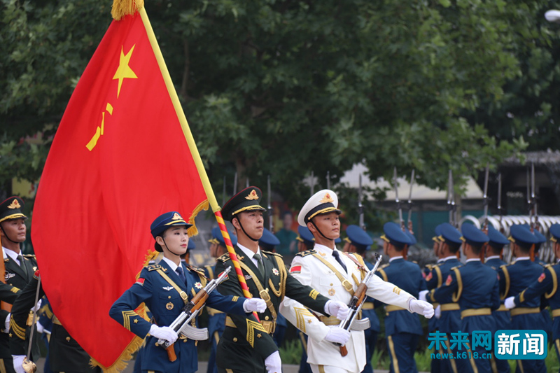 【網絡媒體國防行】解放軍三軍儀仗隊氣勢恢宏 零距離感受