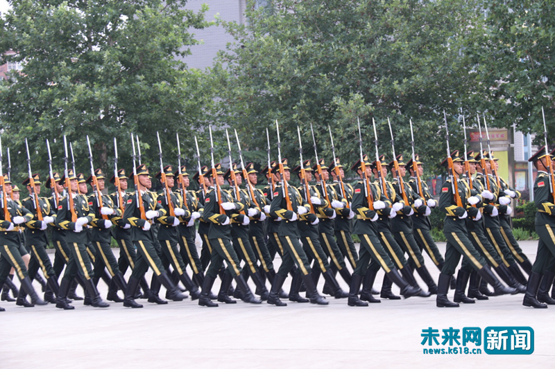 【網絡媒體國防行】解放軍三軍儀仗隊氣勢恢宏 零距離感受