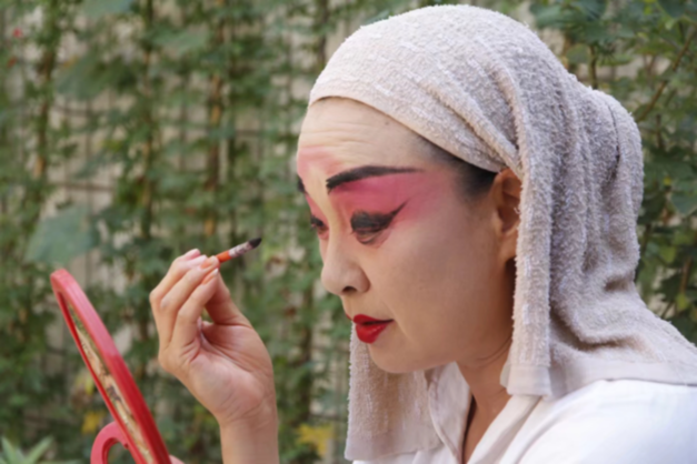 白美云化戏妆 王铃沣 摄