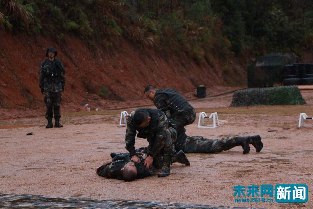 在与敌人近身格斗的过程中,火箭军某旅战士使出"一招制敌"格斗术.