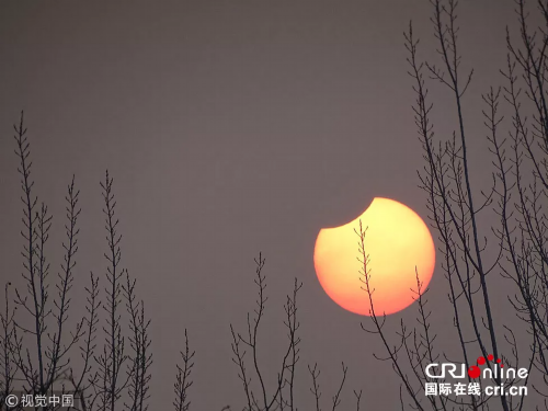 2019年1月6日,大连市甘井子区上空出现"带食日出"景观.