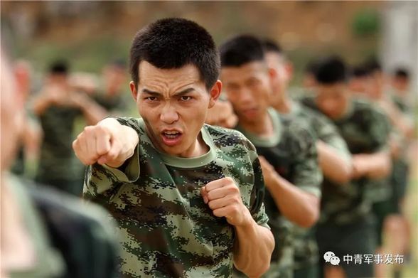 (董秋阳 李卫)5月16日,武警兵团总队执勤第一支队训练场,一名班长在