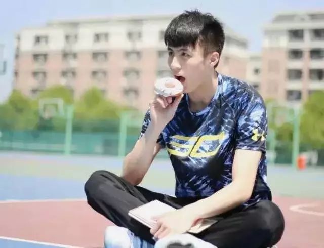 "赛场8号小哥"张梓晨浙江男篮中南大学篮球队中锋,2014年代表中南大学