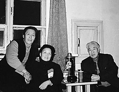 1986年12月,公木(右)及夫人吴翔与郑律成夫人丁雪松(中)在一起.