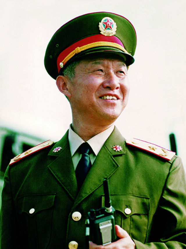 1945年出生,湖北应城人,1963年8月入伍,1966年2月加入中国共产党,历任