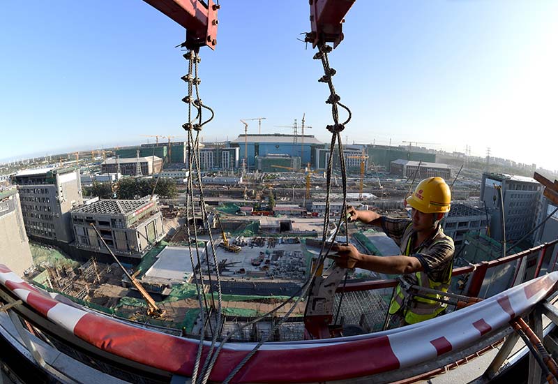 工人在北京建工集团城市副中心a2工程工地施工(9月11日摄).