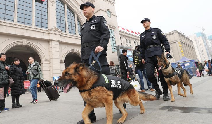 警犬上阵保春运