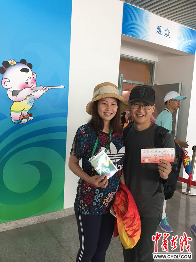 "准妈妈"易思玲和老公形影不离.中国青年报·中青在线记者 郭剑/摄