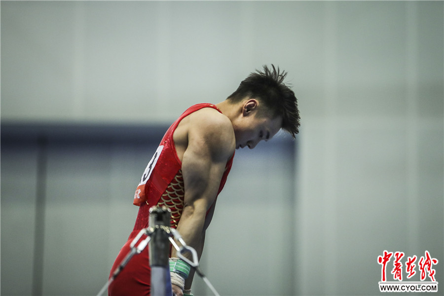 老将张成龙全运体操单杠夺冠