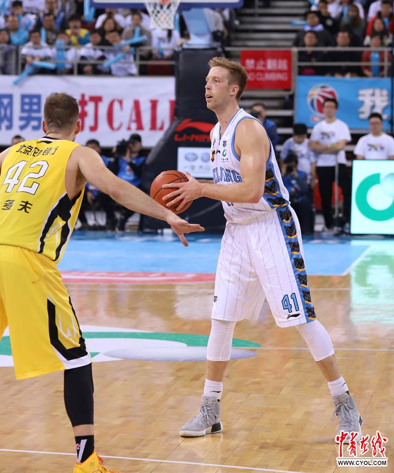 汉密尔顿寻找传球时机.罗征摄