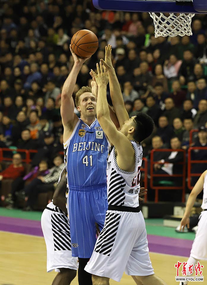 汉密尔顿面对包夹投篮.