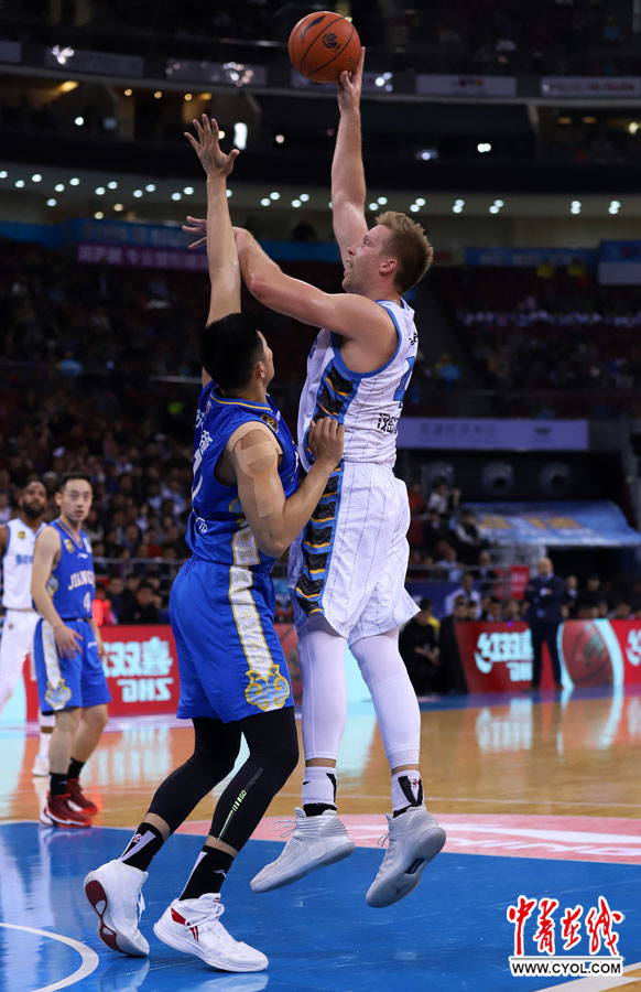 汉密尔顿篮下勾手投篮.