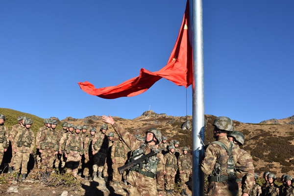 西藏军区在边防组织元旦升国旗仪式