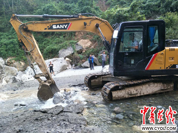8月30日,云屏水电站拦水坝正在拆除.