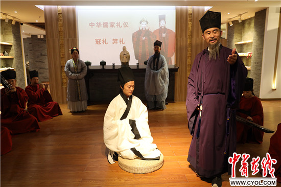 山东省曲阜市,孔子学院总部体验基地内,演员在向观众演示古代男子成年