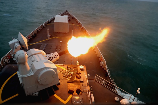 副炮对空射击.(海军某驱逐舰支队供图)