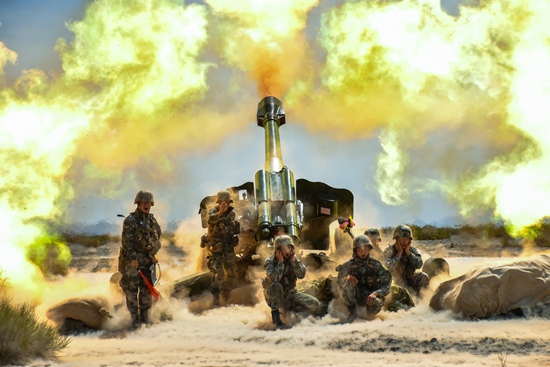 沿海远赴大漠戈壁,展开连续多天的驻训演练,有效检验炮兵部队指挥控制