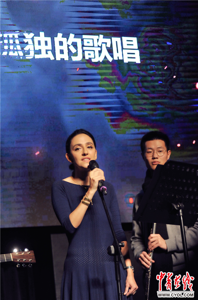 法籍犹太裔艺术家安娜伊思·马田(anais martane)随后登台,倾情演唱了