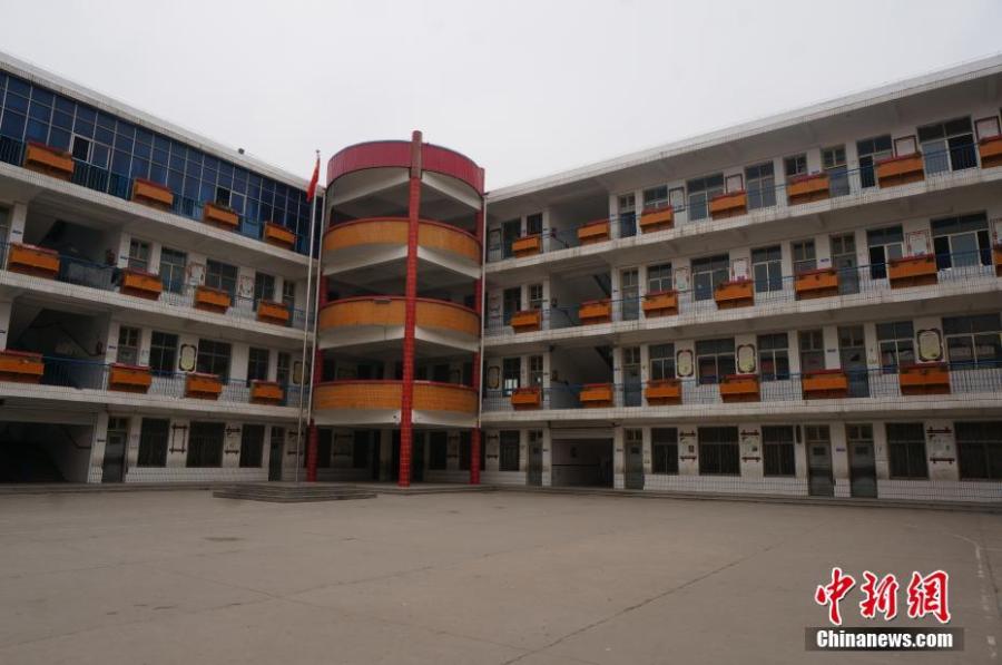 河南小学踩踏事故学校厕所仅39个蹲位组图