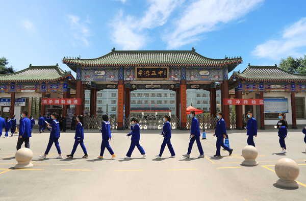 2020年3月21日,甘肃省平凉五中师生排着整齐的队,保持一定距离进